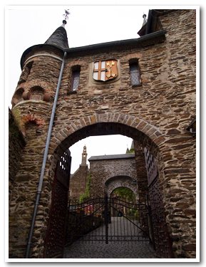 城の入り口とコッヘムの紋章