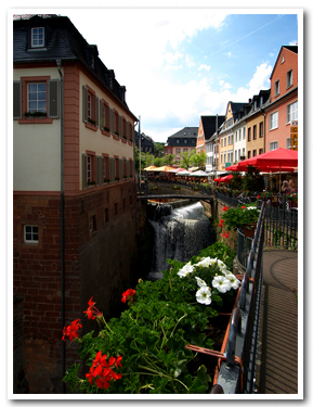 旧市街地と滝