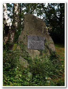 ヌースベルク慰霊碑の下にある碑