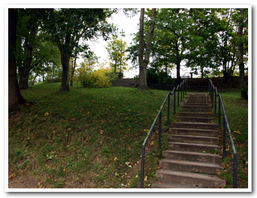 ヌースベルク慰霊碑へ続く階段