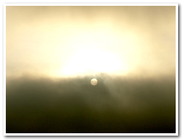 霧が晴れてきた時の太陽