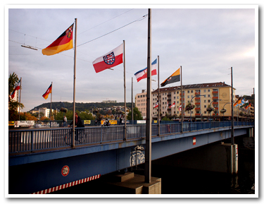 ルイゼン橋に掲げられたドイツ各州の旗