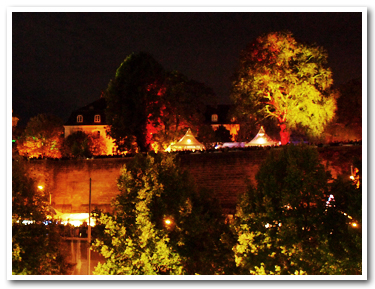 様々な色にライトアップされているザールブリュッケン城