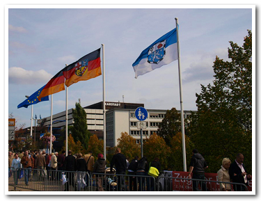 ヴィルヘルム・ハインリヒ・橋に掲げられた旗